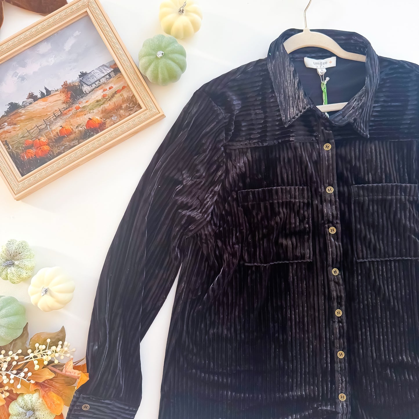 Velvet button-up pocket and button detail